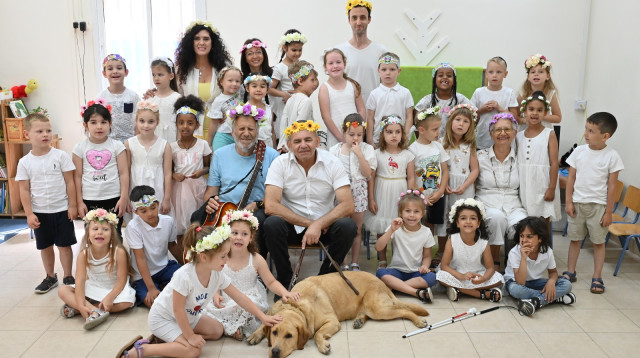 ילדי הגן ולקוחות המרש"ל (צילום: רן אליהו)