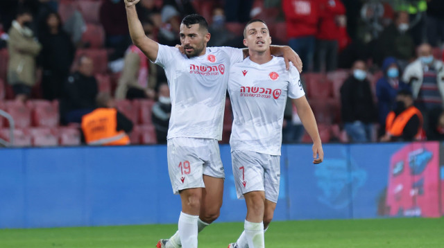 אושר דוידה (מימין) עם שי אליאס שחקני הפועל תל אביב חוגגים (צילום: דני מרון)