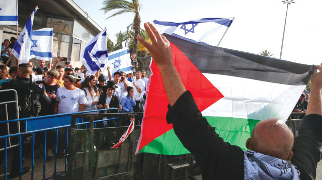 דגל פלסטין מול דגלי ישראל (צילום: ג'מאל עוואד, פלאש 90)