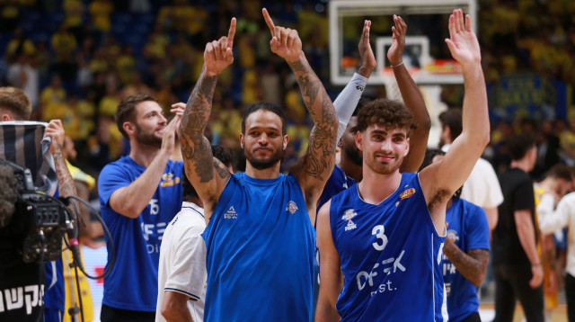 קפטן בני הרצליה יאיר קרביץ לצד כריס באב (צילום: קובי אליהו)