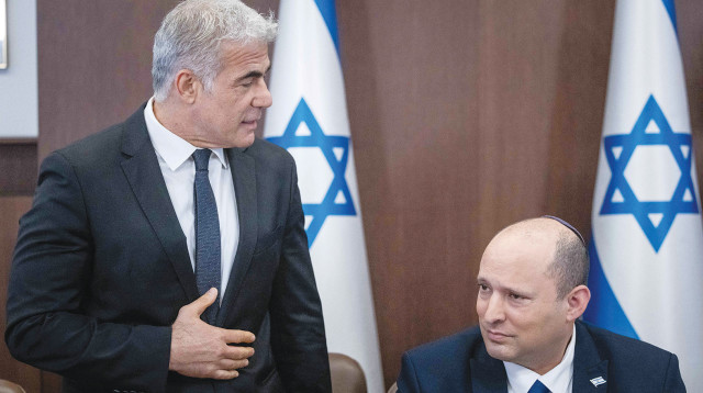 נפתלי בנט ויאיר לפיד (צילום: יונתן זינדל, פלאש 90)