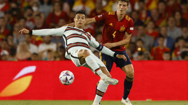 שחקן נבחרת פורטוגל כריסטיאנו רונאלדו מול שחקן נבחרת ספרד פאו טורס (צילום: רויטרס)