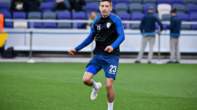 אדריאן רוצ'ט שחקן עירוני קרית שמונה בחימום (צילום: אריאל שלום)