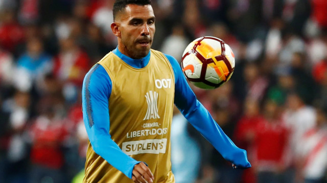 קרלוס טבס שחקן בוקה ג'וניורס בחימום (צילום: רויטרס)