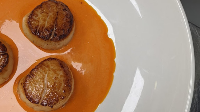 כמה יפה ככה טעים. סקאלופס בגזר וצ'ילי (צילום: אסנת גואטה)