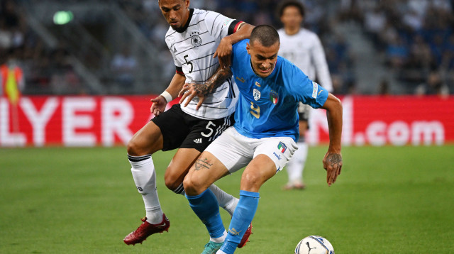 ג'אנלוקה סקמאקה שחקן נבחרת איטליה לפני תילו קהרר שחקן נבחרת גרמניה (צילום: רויטרס)