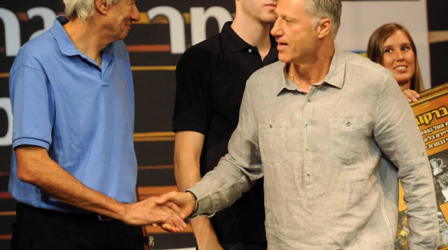 מתאושש מניתוח. ינאי לצד מיקי ברקוביץ' (צילום: ברני ארדוב)