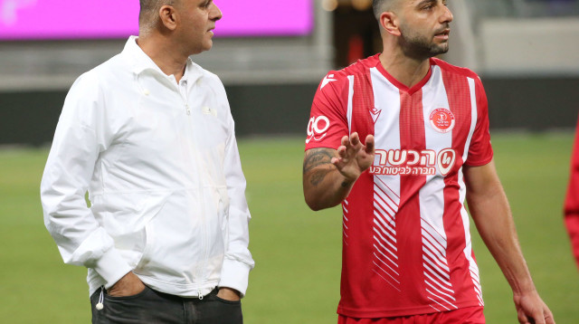 שרון ניסנוב, מבעלי הפועל תל אביב, ליד שלומי אזולאי (צילום: אודי ציטיאט)