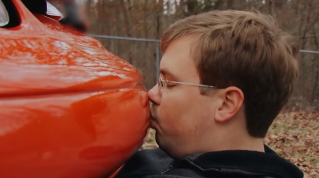 נתנאל הן ה-27 וצ'ייס, המכונית בה הוא מאוהב עוד מ-2012 (צילום: צילום מסך יוטיוב)