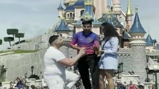 הרס את ההצעה שהיתה אמורה להיות מרגשת (צילום: צילום מסך טיקטוק)