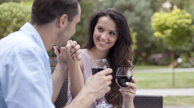 נדרש יותר ממבט אחד כדי להתאהב?  (צילום: אינג'אימג')