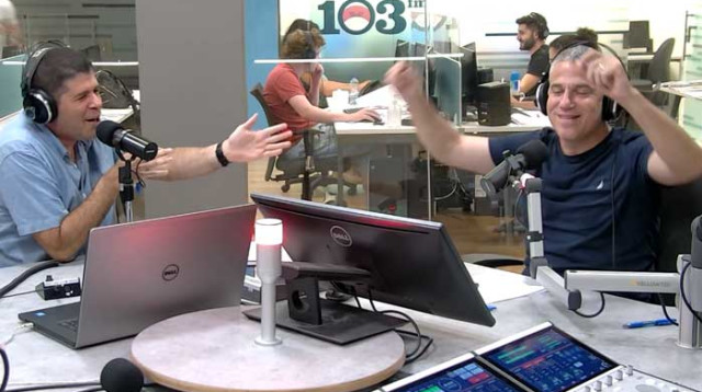 ינון מגל ויריב אופנהיימר חוגגים בשידור (צילום: צילום מסך 103FM)