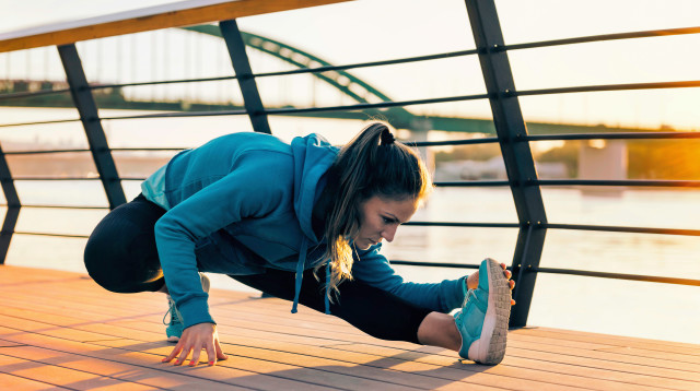 אישה עושה מתיחות (צילום: אינג אימג')
