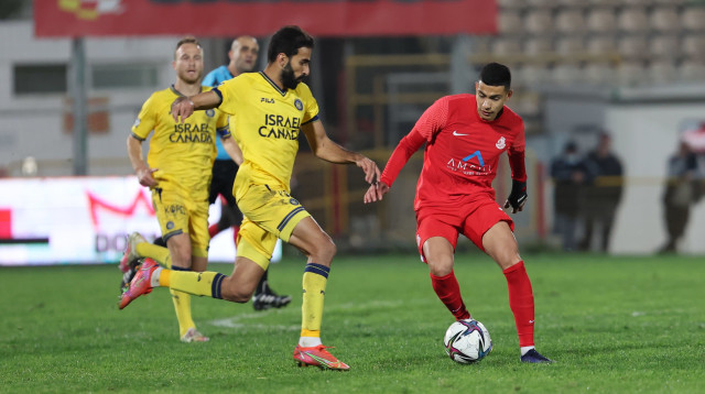 שחקן מ.ס. אשדוד נואף בזיע מול שחקן מכבי תל אביב אופיר דוידזאדה (צילום: לירון מולדובן)