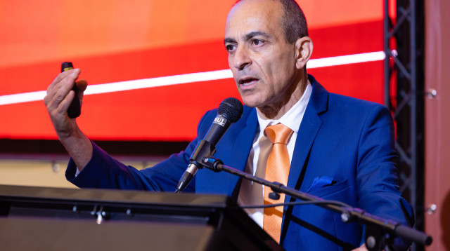 פרופסור רוני גמזו (צילום: שאולי לנדנר)