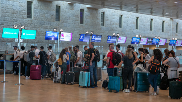 תורים ארוכים בנתב"ג (למצולמים אין קשר לנאמר בכתבה) (צילום: יוסי אלוני, פלאש 90)