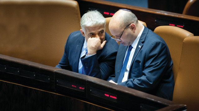 נפתלי בנט ויאיר לפיד (צילום: פלאש 90)