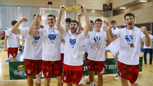 הפועל גלבוע/מעיינות אלופת ישראל בכדורסל לנוער (צילום: קובי אליהו)