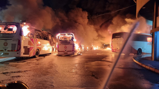 שריפת האוטובוסים בצפת (צילום: כבאות והצלה מחוז צפון)