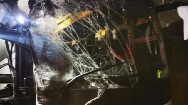 אוטובוס נבחרת בולגריה אחרי תאונת דרכים בגאורגיה (צילום: צילום מסך, טוויטר)