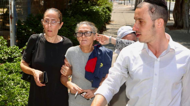 בני משפחתה של ספיר נחום במכון הפתולוגי (צילום: אבשלום ששוני)