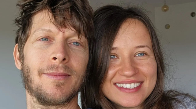 עפר שכטר ובת הזוג (צילום: צילום מסך אינסטגרם)