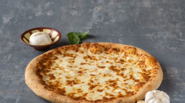 פיצה פרסקה החדשה של "פיצה האט" בשיתוף עם שף גיא גמזו (צילום: יניב כהן)