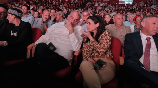 חבר הכנסת ניר אורבך ושרת הפנים איילת שקד (צילום: האגודה להתנדבות)