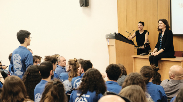 בני הנוער במפגש עם השרה זנדברג (צילום: הנוער העובד והלומד)