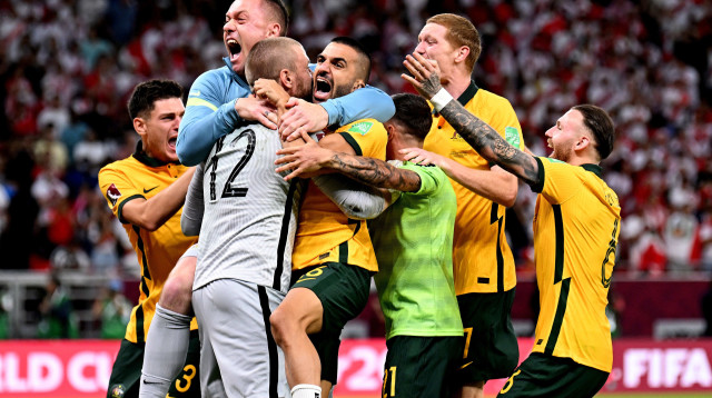 שחקני נבחרת אוסטרליה מחבקים את השוער אנדרו רדמיין אחרי העפלה למונדיאל (צילום: GettyImages, Joe Allison)