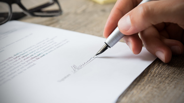 חוזה – פנים רבות לו (צילום: envato)