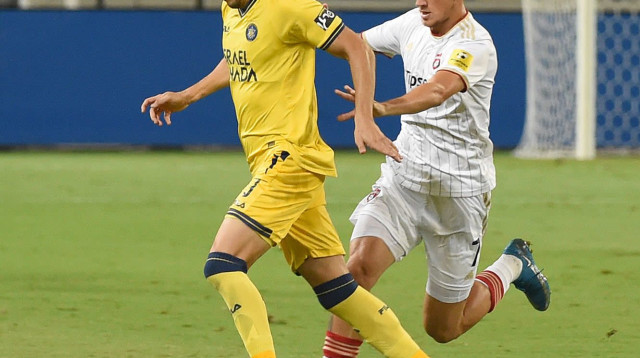 מתן בלטקסה שחקן מכבי תל אביב מול מילאן ריסטובסקי שחקן ספרטק טרנבה (צילום: ברני ארדוב)