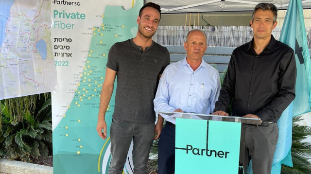 שר התקשורת יועז הנדל בעיר עפולה (צילום: יחצ)