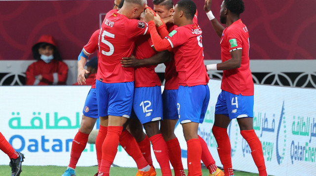 שחקני קוסטה ריקה חוגגים (צילום: GettyImages, KARIM JAAFAR)