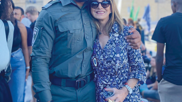 לוחם מג"ב לצד אמו (צילום: באדיבות המשטרה)