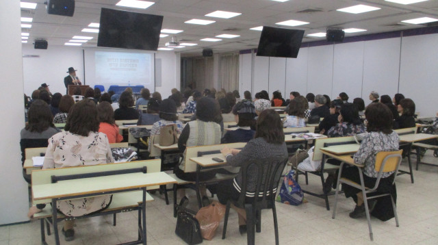 שיעור בסמינר (צילום: סמינר בית יעקב)