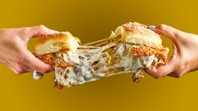 תראו את כל הגבינה הזאת ותגידו לי שאתם לא נמסים יחד איתה (צילום: גיל אבירם)