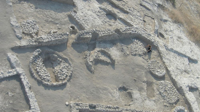 שרידי מבנים וממגורות באתר הכלכוליתי תל צף שמדרום לבית שאן (צילום: פרופ' יוסף גרפינקל)