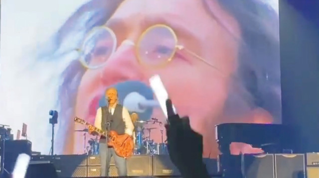 פול מקרטני בהופעה עם ג'ון לנון על המסך (צילום: צילום מסך)