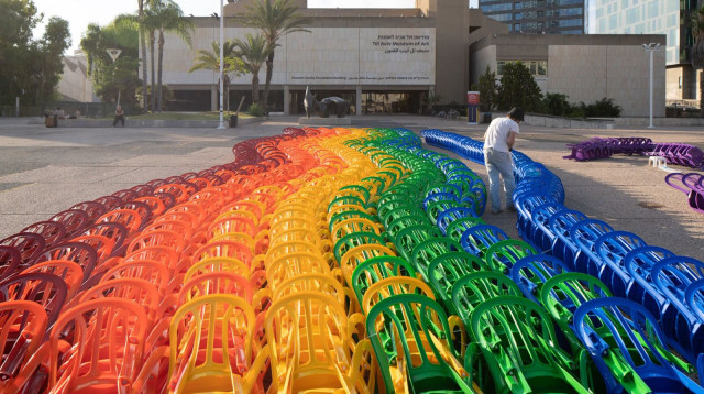 מיצב הכסאות (צילום: מיכאל שבדרון)