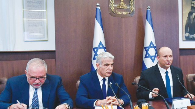 בנט, לפיד, ליברמן בישיבת הקבינט (צילום: יואב ארי)