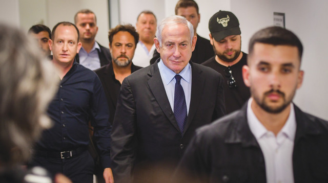 בנימין נתניהו יוצא מבית המשפט (צילום: אבשלום ששוני)