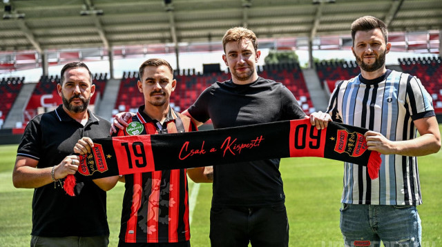 מקסים פלקושצ'נקו חותם בהונבד (צילום: צילום מסך, אתר רשמי)