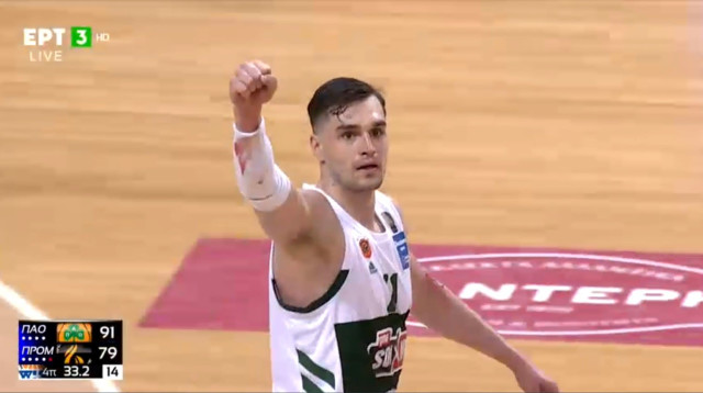 שחקן פנאתינייקוס מריו הזוניה (צילום: צילום מסך, ERT3)