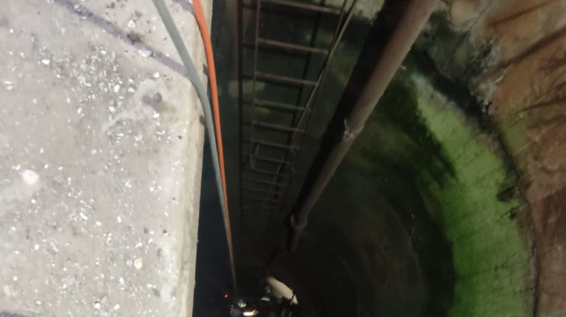 חילוץ מבאר סמוך לפרדס חנה (צילום: כבאות והצלה)