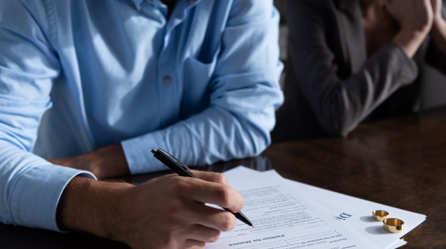 נדחתה תביעת הגרוש למימוש הסכם רכושי שנחתם במהלך הנישואין ולביצוע איזון משאבים פנסיוני בין הצדדים  (צילום: envato)