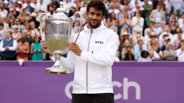הטניסאי האיטלקי מתאו ברטיני אחרי זכייה בטורניר קווינס (צילום: GettyImages, Clive Brunskill)