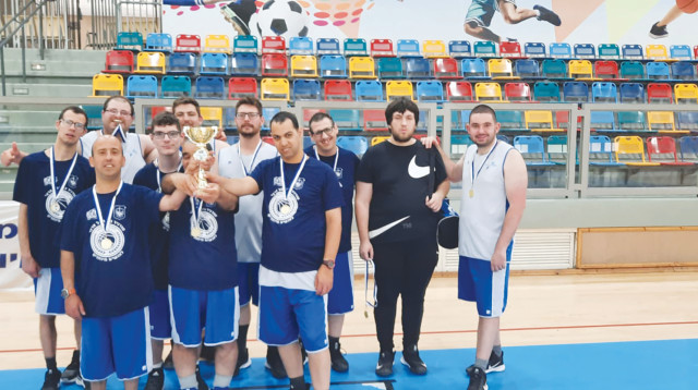 נבחרת אקים חיפה עם הגביע (צילום: באדיבות אקים חיפה)