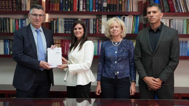 הדוח מוגש לשר המשפטים גדעון סער וליועצת המשפטית לממשלה, עו"ד גלי בהרב-מיארה (צילום: דוברות שר המשפטים)