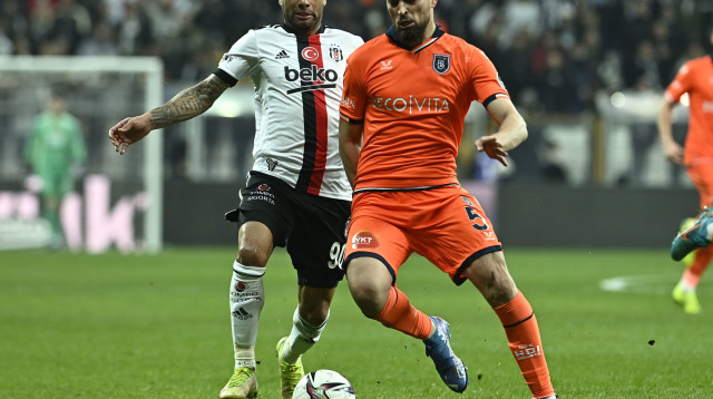 שחקן בשאקשהיר, לאו דוארטה (כתום) לפני שחקן בשיקטאש, אלכס טיישיירה (צילום: GettyImages, Seskim Photo/MB Media)